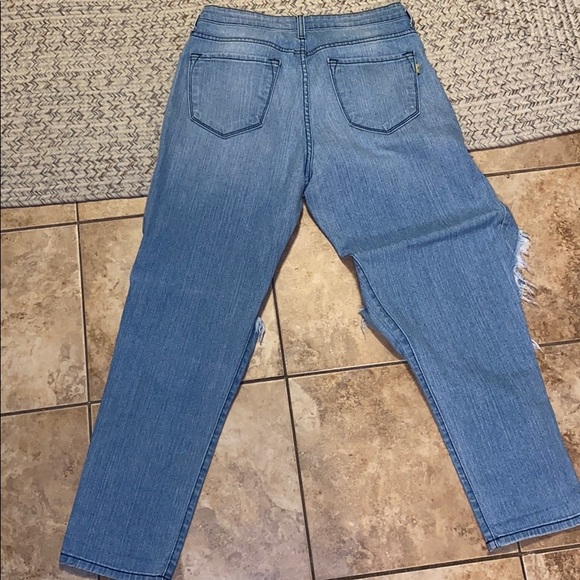 Destroyed denim jeans size medium - Picture 3 of 3
